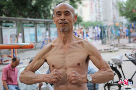 北京65岁老人坚持练单双杠 15年成肌肉男